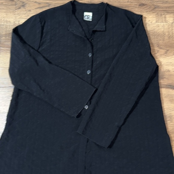 CTC Women's Black Button-Down Shirt - Picture 7 of 8